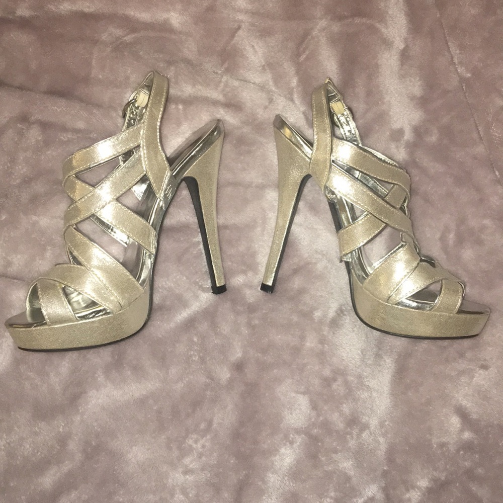 CHARLOTTE RUSSE Heels - Picture 4 of 5